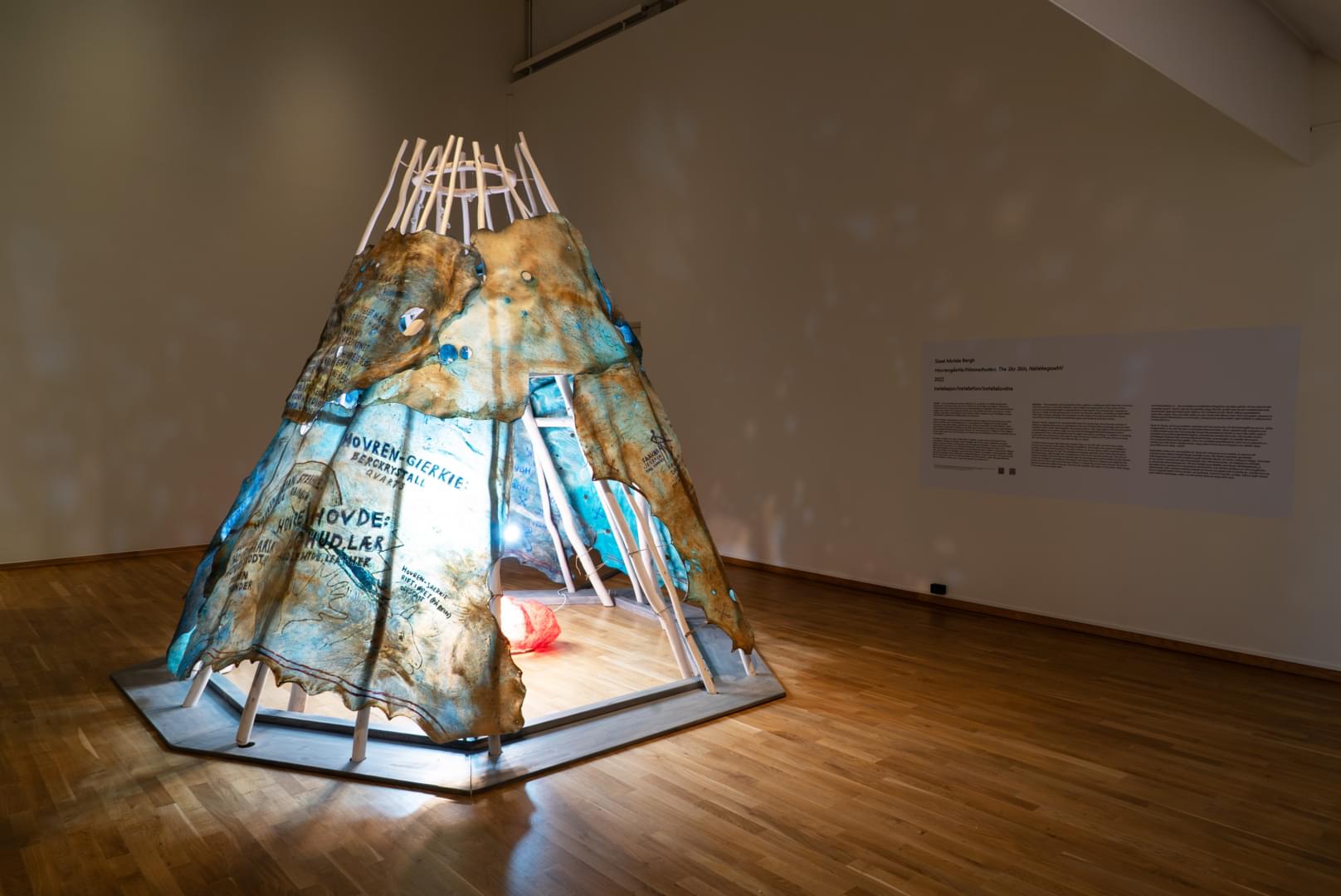 Sissel Mutale Bergh, "Hovrengåetie/Himmelhuden, The Sky Skin, Náhkkegoahti" (2022), foto: Nordnorsk Kunstmuseum