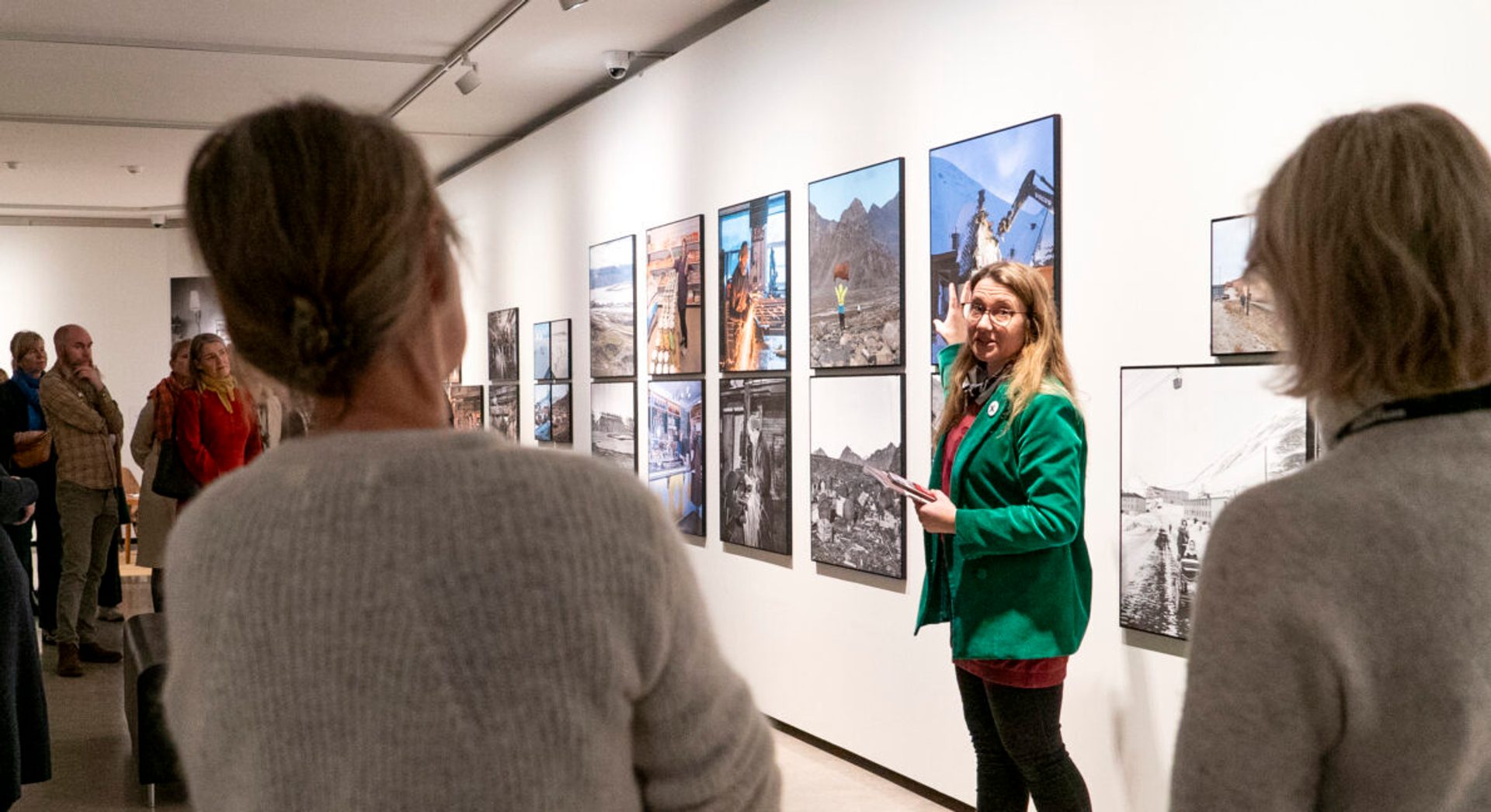 Kuratoromvisning i "Tidslag – Hverdagslig på Svalbard" med Charis Gullickson