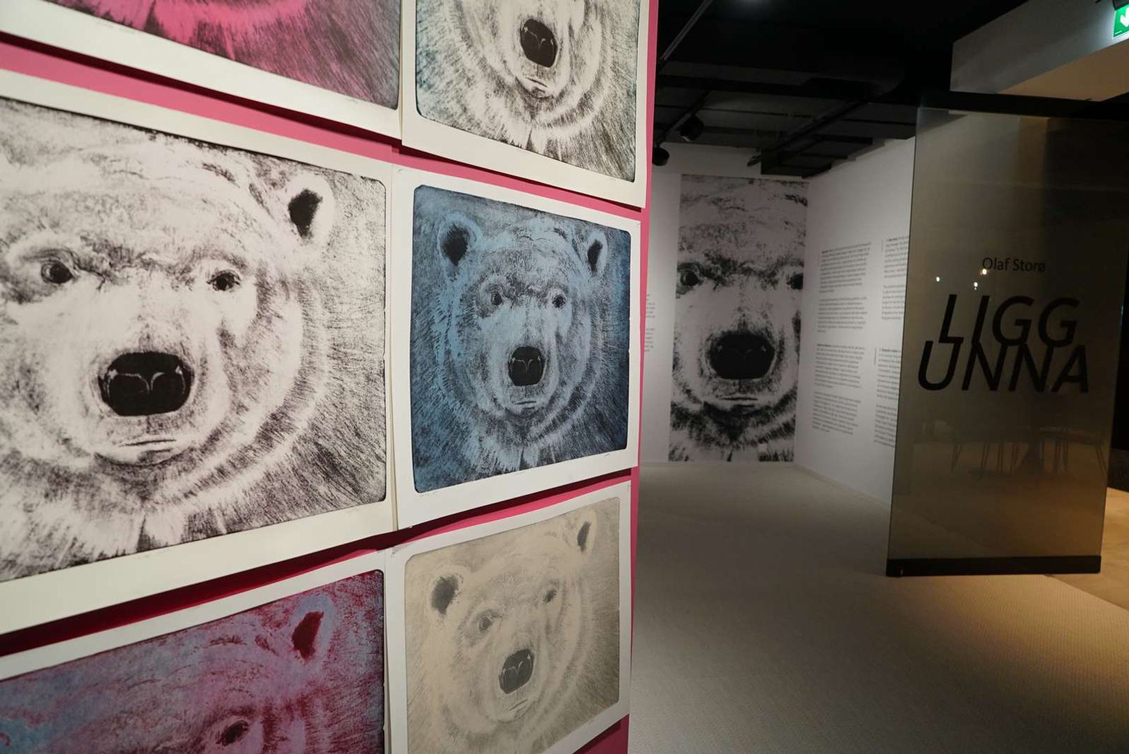 veggene har mange isbjørnansikt i forskjellige farger